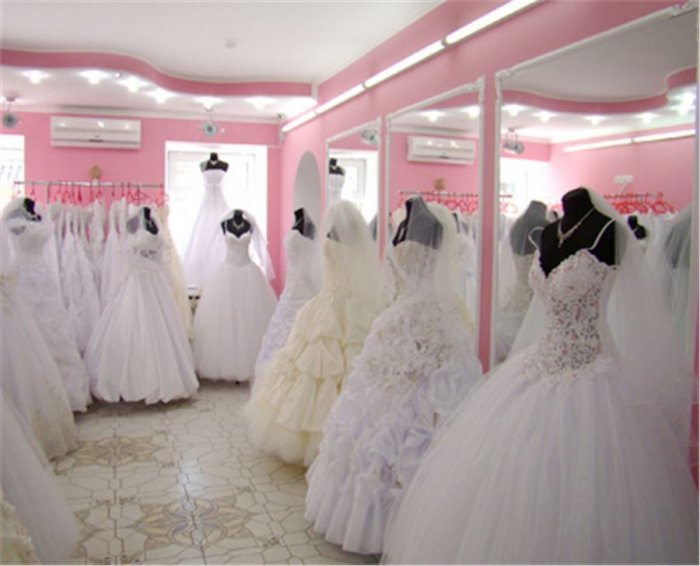 Платья в свадебном салоне