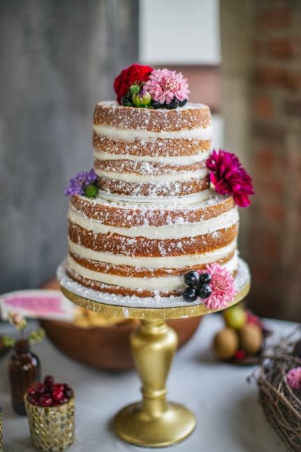 Свадебный торт с ягодами и без глазури