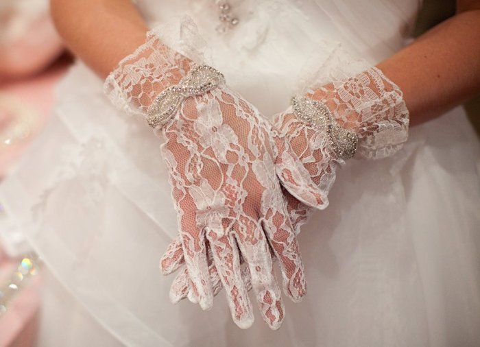 Кружевные перчатки в образе невесты