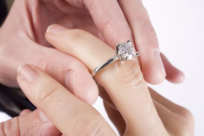 Жених дарит помолвочное кольцо