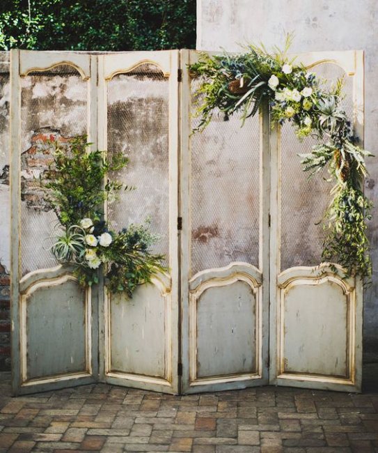 Ширма из старых дверей для свадьбы в стиле рустик