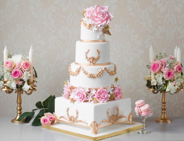 Четырехъярусный свадебный торт