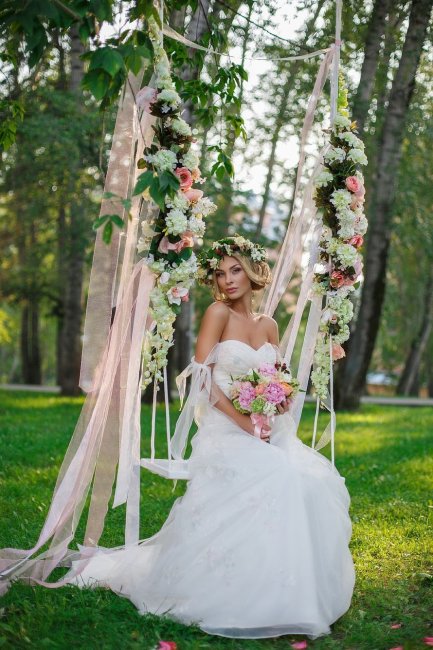Нежный и волнительный образ невесты в элегантном платье