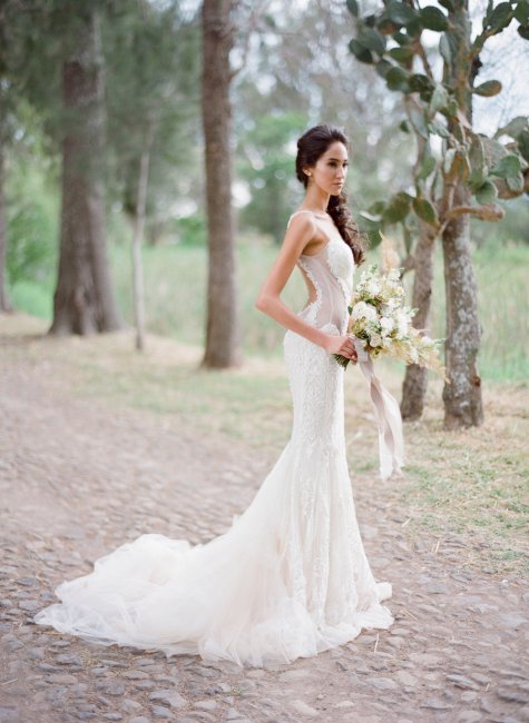 Облегающее свадебное платье с открытой спинкой