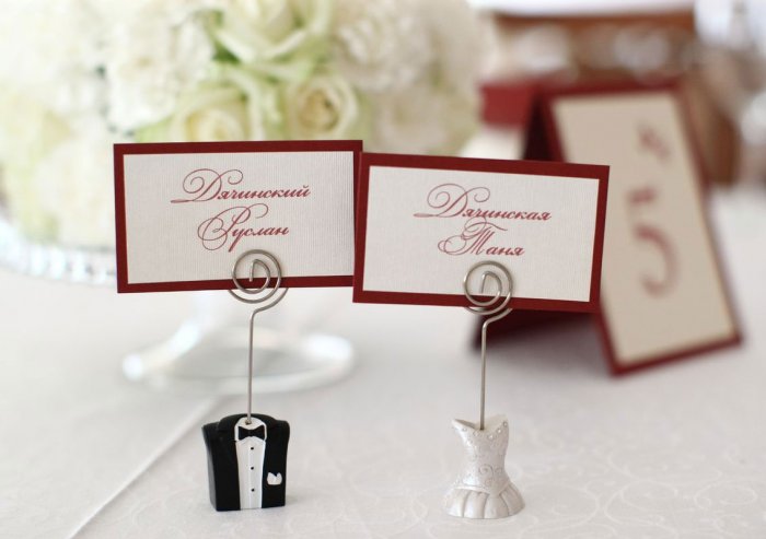 Рассадочные карточки в виде свадебных сувениро