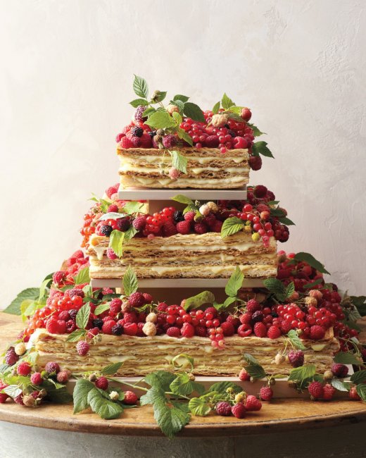 Свадебный торт в итальянском стиле с фигурками молодоженов