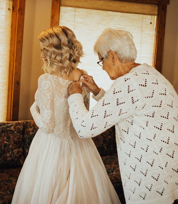 Бабушка примеряет платье внучке