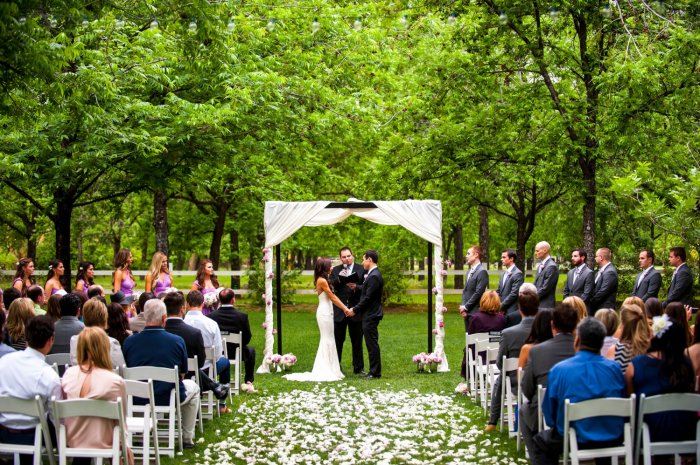 Свадебная церемония в парке