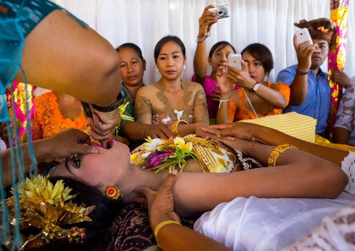 На Бали невесте и жениху подпиливают зубы