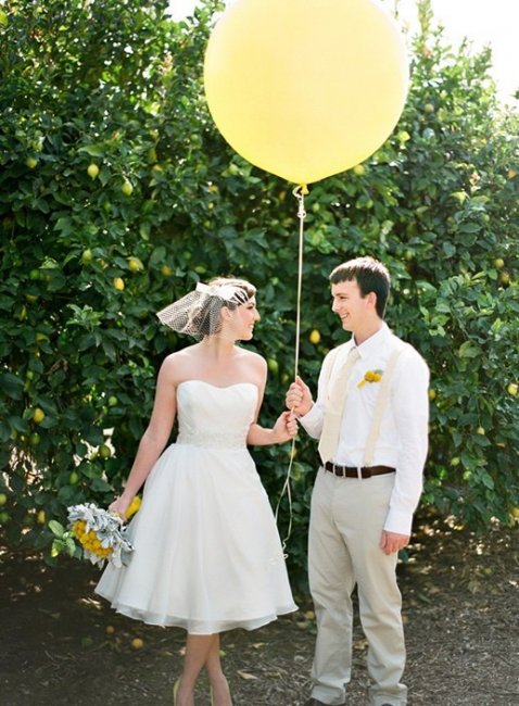 Свадебная фотосессия с желтым воздушным шаром