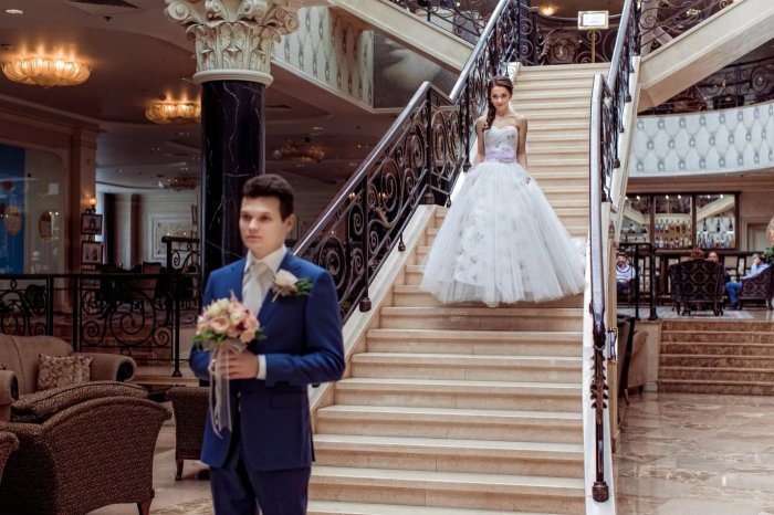 Жених ждет невесту у лестницы
