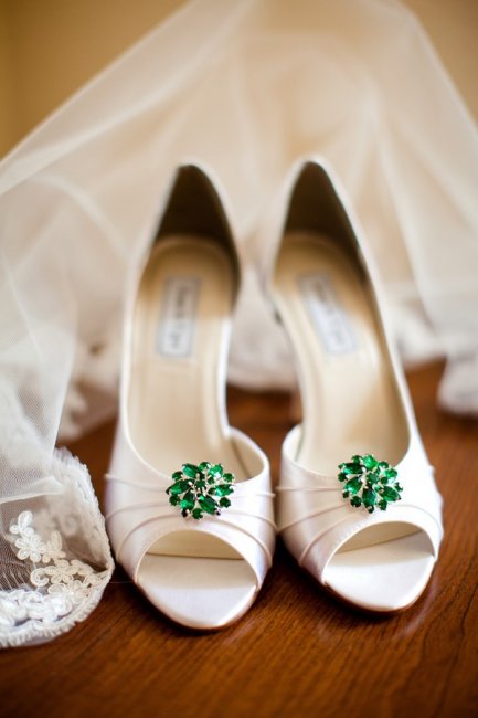 Туфли невесты с изумрудными аксессуарами