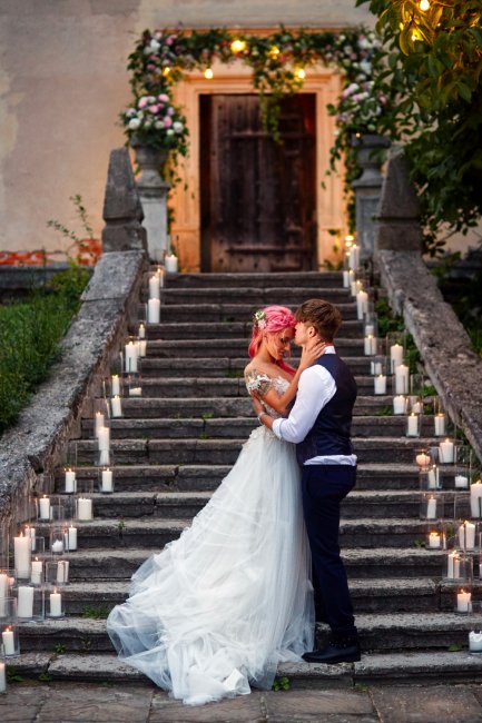 Ярко-розовые волосы у невесты
