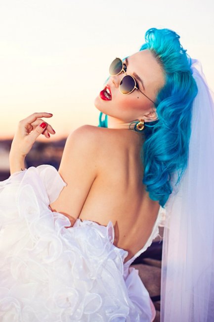 Яркий образ невесты с голубыми волосами