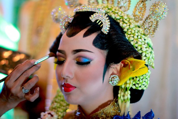 Яркий свадебный макияж в Индонезии