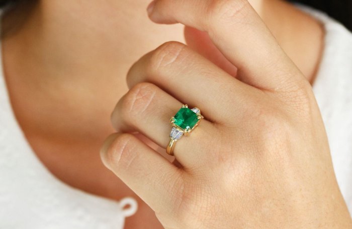 Модное обручальное кольцо с камнем