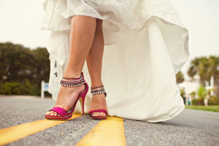 Яркие свадебные туфли