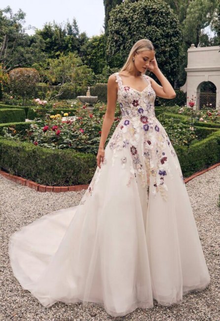 Свадебное платье с цветочными аппликациями