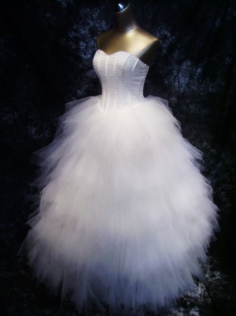 Многослойное свадебное платье