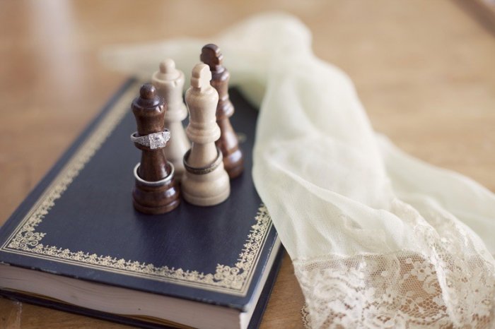 Игра в шахматы на свадебной фотосъемке