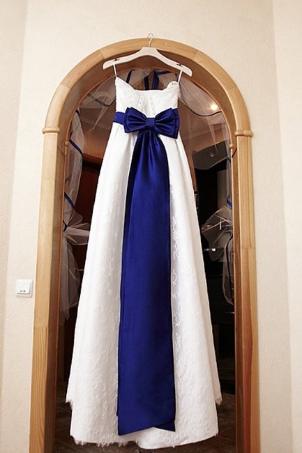 Платье невесты с синим поясом